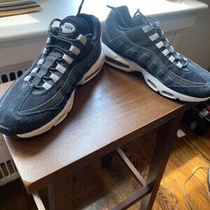 Nike Air Max 95 Essentials